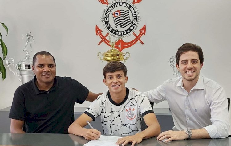 Desde os cinco anos no Corinthians, meia assina primeiro contrato profissional