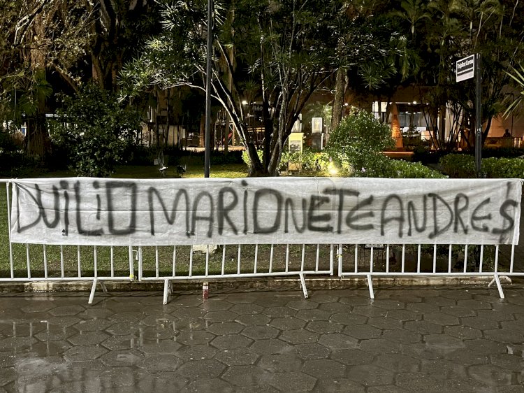 Faixas contra a diretoria são estendidas no Parque São Jorge; veja fotos