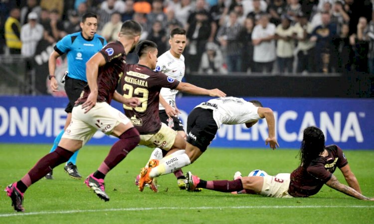 Pedro deixa jogo entre Corinthians e Universitario com dor nas costas