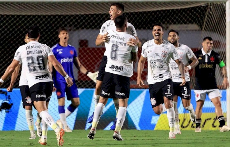 Corinthians vence Vasco de virada e se distancia de vez da zona de rebaixamento