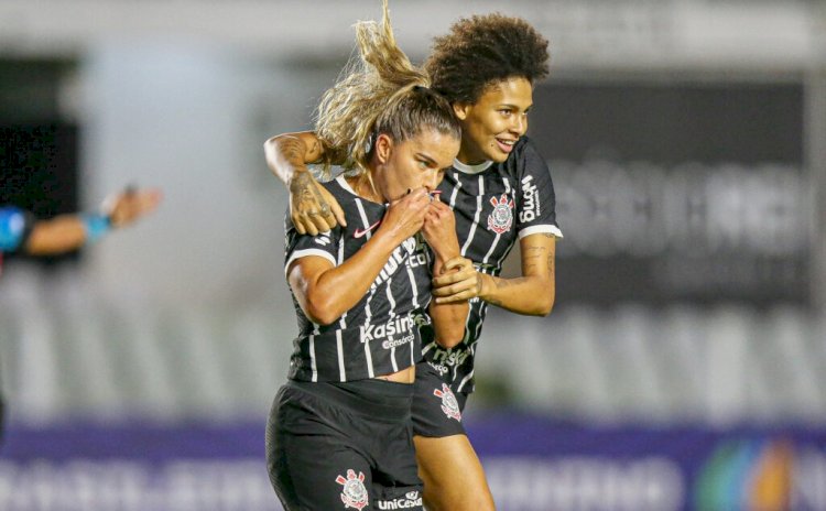 Corinthians vence Santos no clássico e segue invicto na liderança do Brasileirão