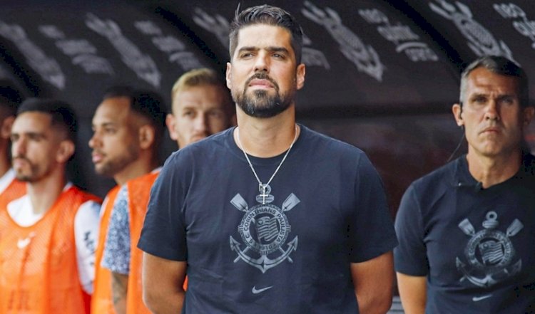 António Oliveira critica arbitragem, mas considera 'justo' empate na estreia